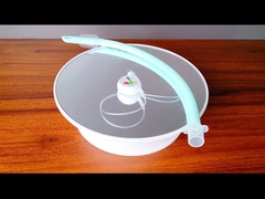 Endotrachealtubus durch den Mund mit dem Kapsel-Band, das Blasen UND Rohr-Fluglinie anzeigt